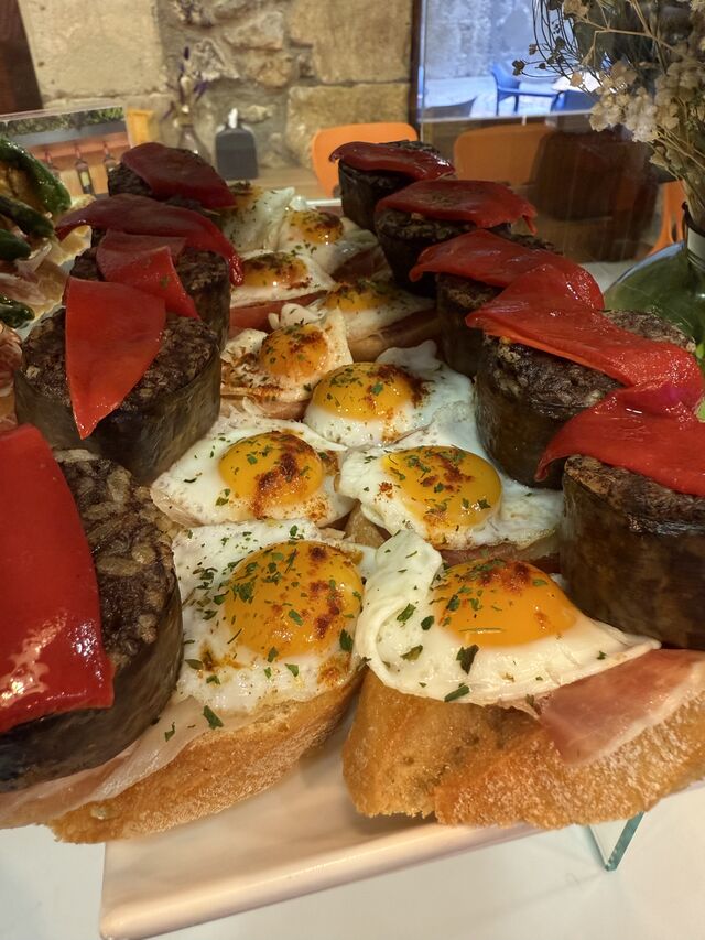 Morcilla, huevo de codorniz y jamón! 