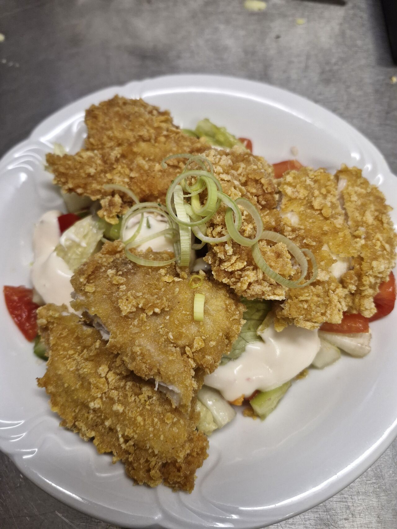 Zeleninový salát s kuřecími stripsy a bylinkový dresing