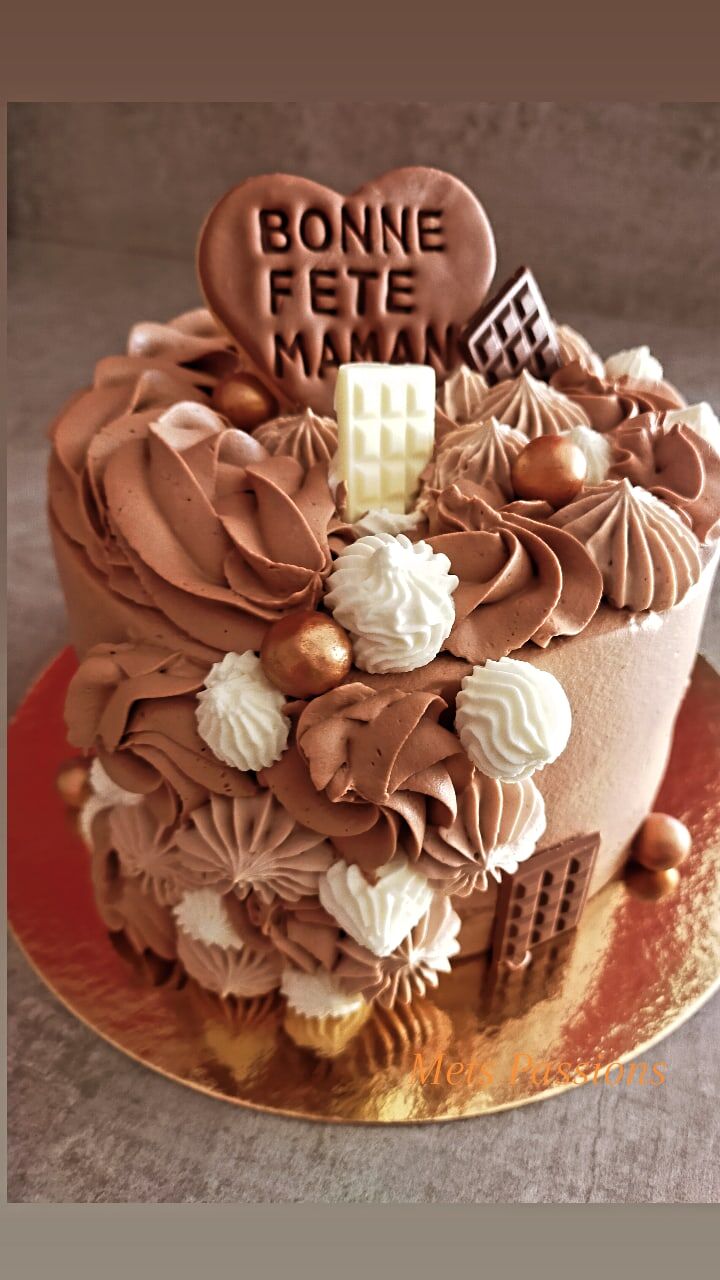 Pour les amateurs du chocolat, un layer cake aux 3 chocolats