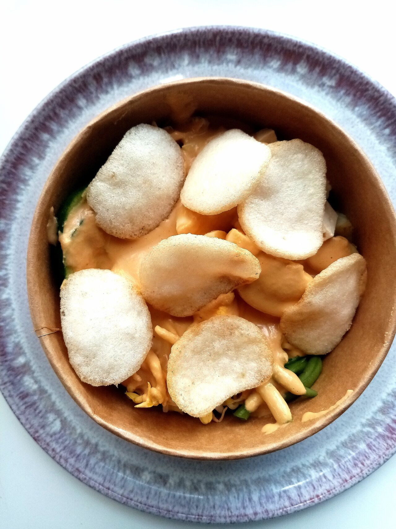 Gado Gado, concombres, tofu,chou,haricots verts, PDT, oeuf dur, napée d'une sauce cacahuète et chips de crevette