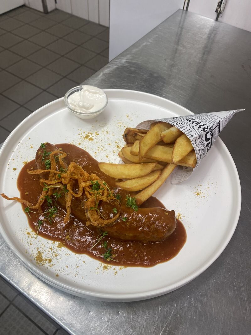 Currywurst mit Steakhousepommes