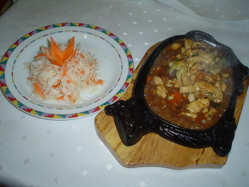 Goracy polmisek to tradycjne chinskie danie. Polega na podaniu jedzenia na specjalnym polmisku, na ktorym sie ono dopieka.