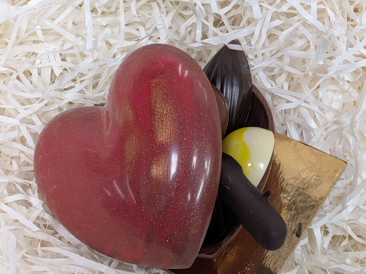 Coeur chocolat garni de chocolats fourrés 