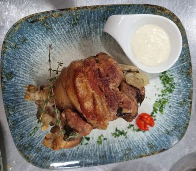 Ciolan Porc la Cuptor cu Sos de Hrean