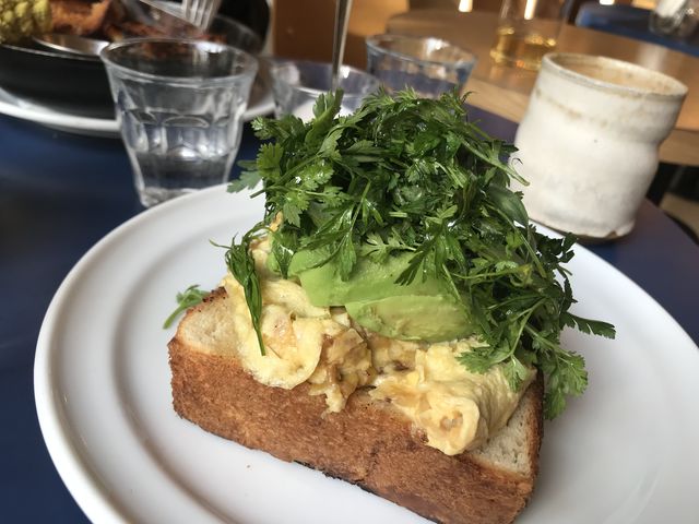 Brioche Sandwich mit Ei, Avocado und frischen Kräutern