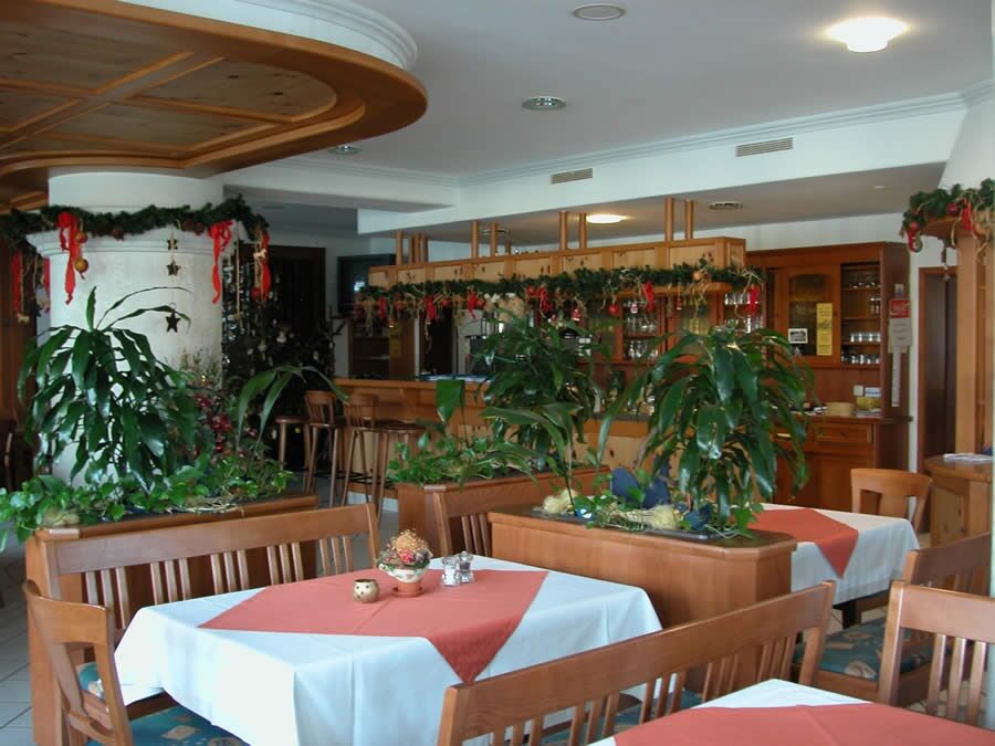 Mit fränkischer Hausmannskost, internationaler Küche und mit Produkten aus eigener Herstellung sowie saisonalen Spezialitäten