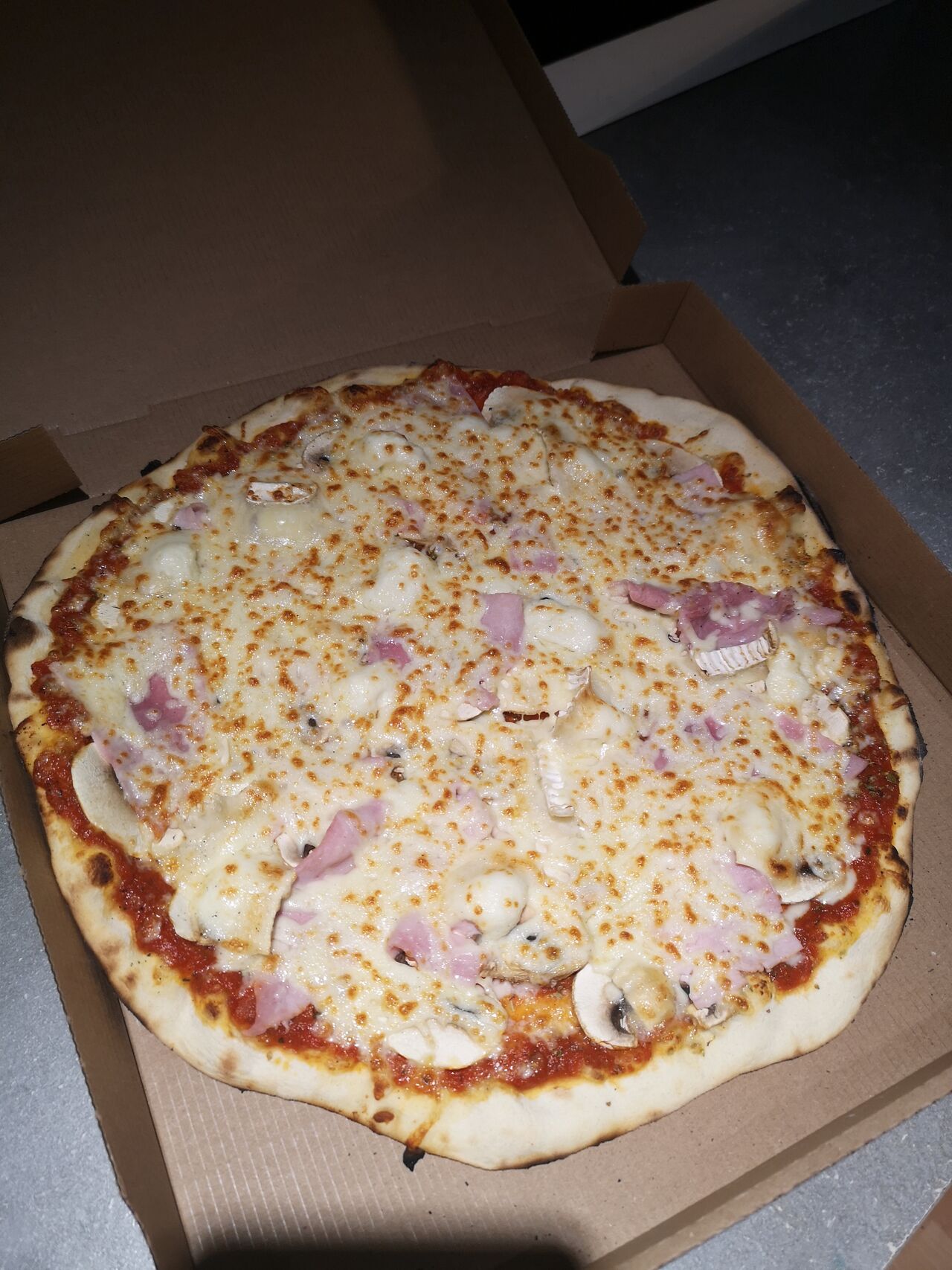 Une fermière arranger champignons jambon chèvre 