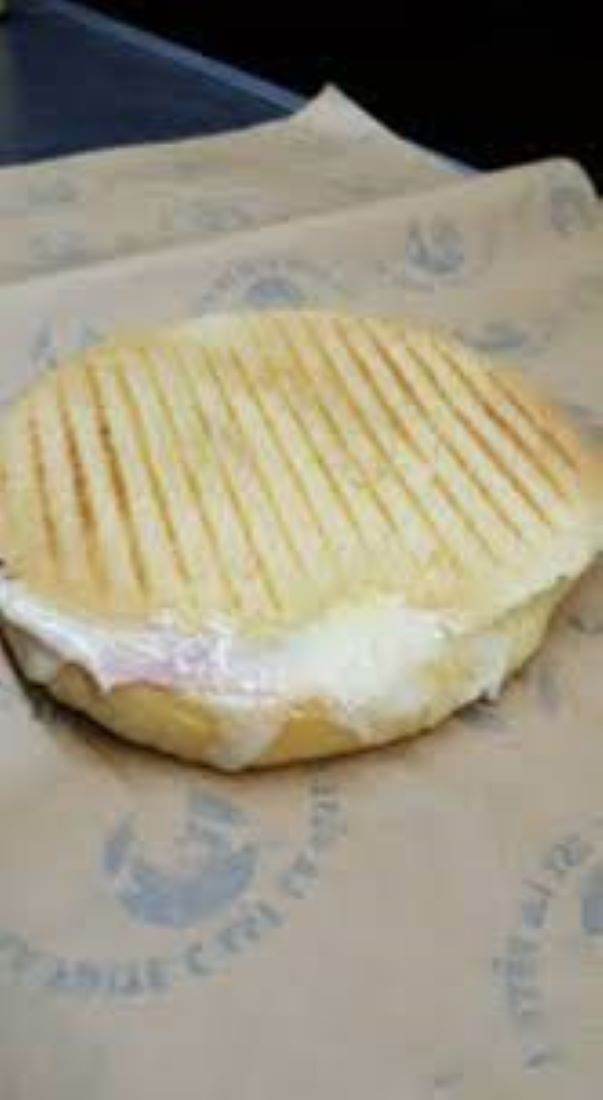 LA CHTI TRAPPEUR
faluche toastée + steak frais + sauce maroilles maison + oignons frits + bacon + emmental + maroilles frais .
