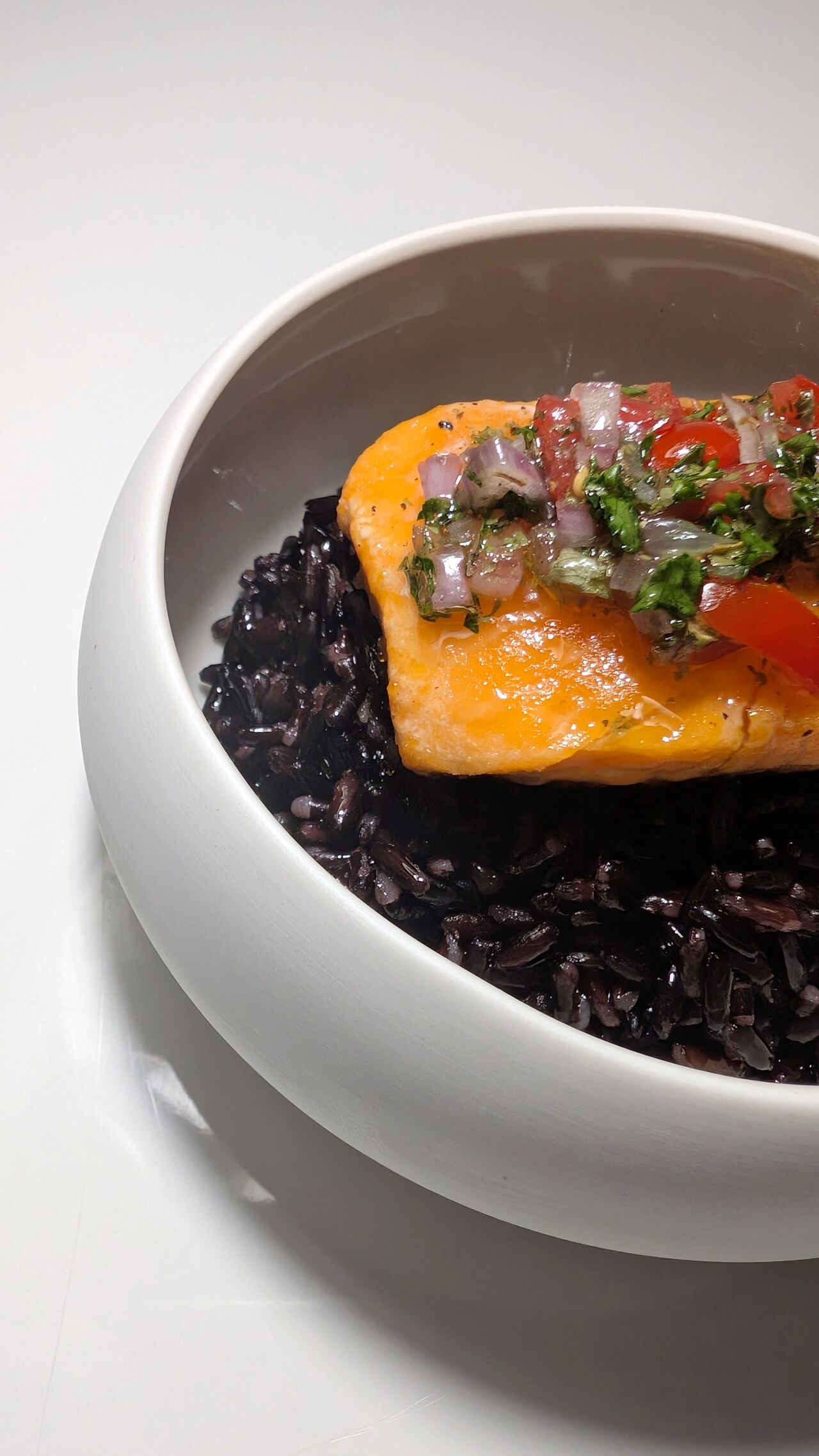 Riz noir, pavé de truite et sauce vierge