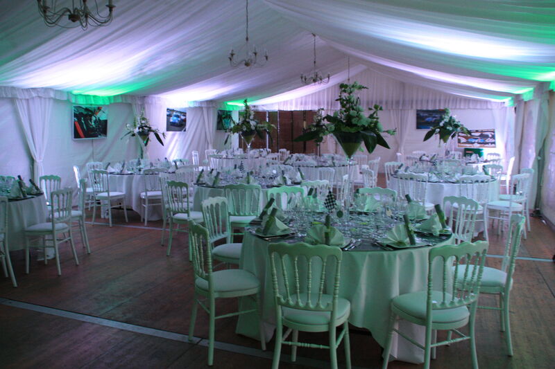 Velum sous chapiteau avec rétro éclairage LED RGB.