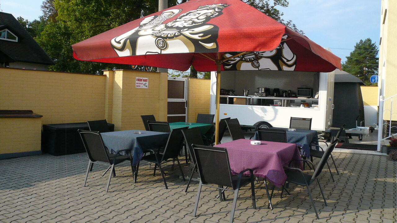 Venkovní posezení , které je také možné využít ke snídani.