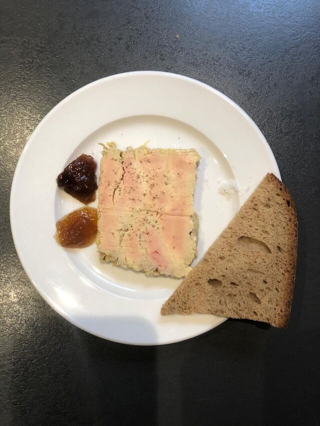 Foie gras mi-cuit au Vouvray, chutney maison et pain toasté