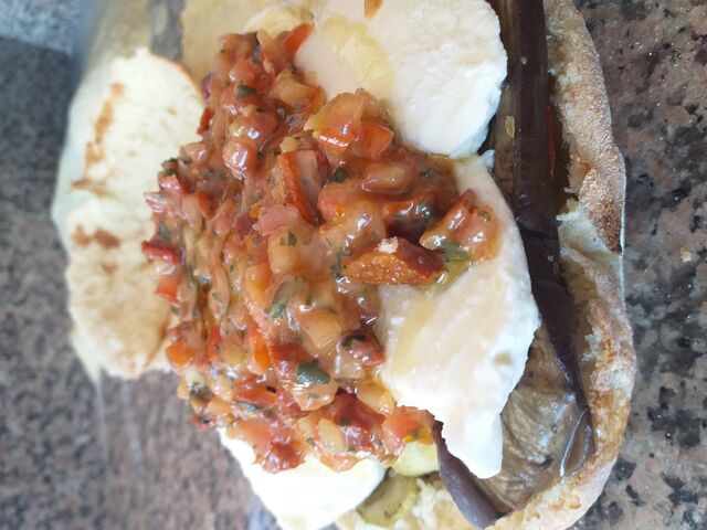 Notre 'Végétarien' : légumes grillés, mozzarella, tomates confites, huile d'olive extra vierge et du pesto'