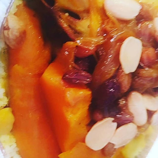 Cuscús de pollo con cebolla caramelizada