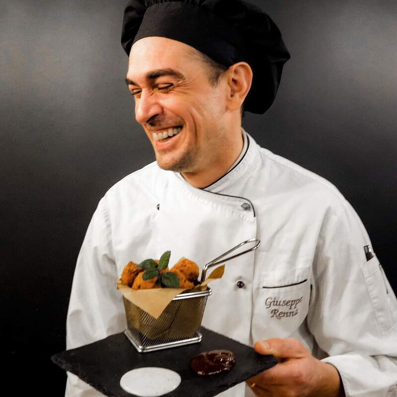 Polpette di pane e menta con salsa yogurt e cipolla caramellata