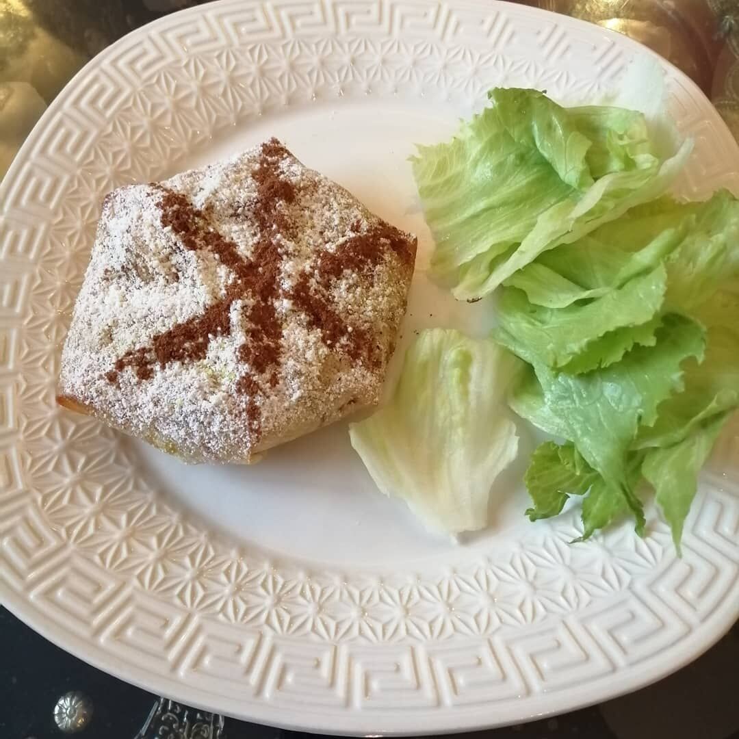 Pastila traditionnelle au poulet et amande décorée sucre glace et cannelle