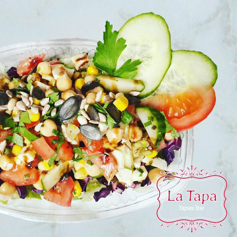 Bunter Kichererbsen Salat mit hausgemachtem Essig Öl Dressing auch mit knusprigen Hühnchenstreifen oder Knoblauch Garnelen 