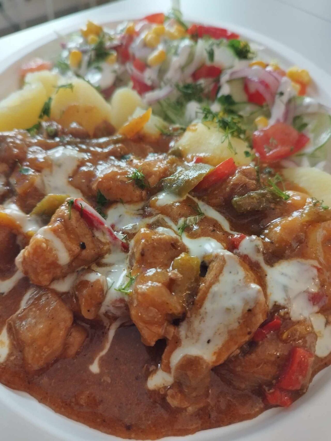 GULASZ WIEPRZOWY Z ZIEMNIAKAMI