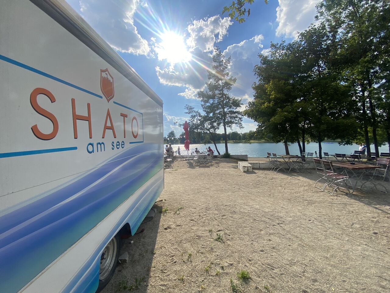 An heißen Sommertagen müssen sie sich nicht am Kiosk anstellen. Wir bieten auch Eisgekühlte Getränke auf der Strandfläche.
