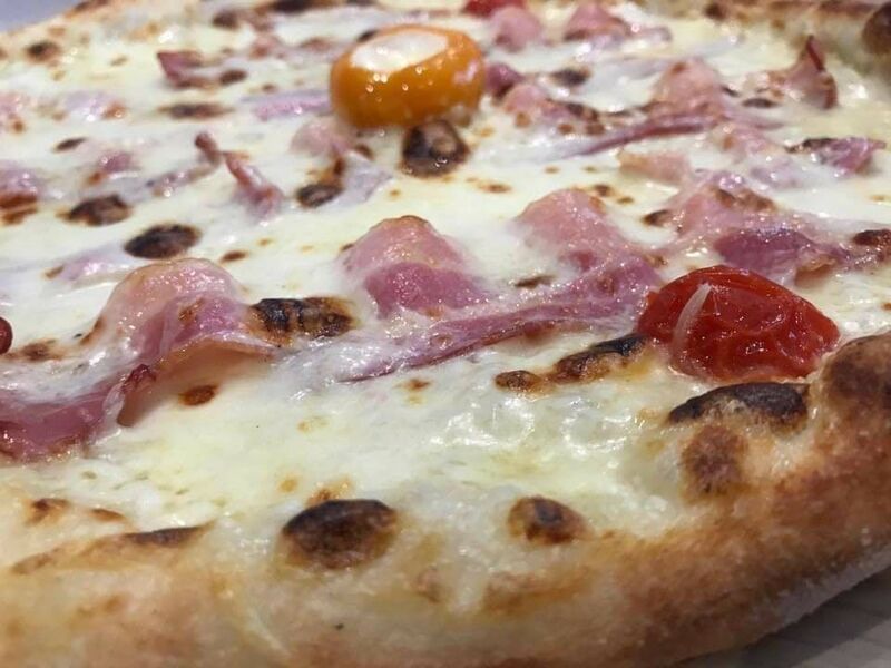 Pâte entièrement faite à la main et recettes originales. 