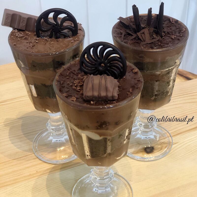 Nossas maravilhosas taças de chocolate e bolo de diversos sabores 