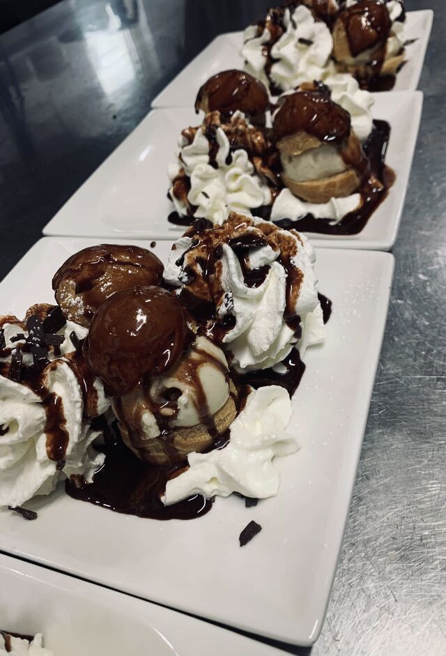 Profiterole glace vanille sauce chocolat Valrhona 