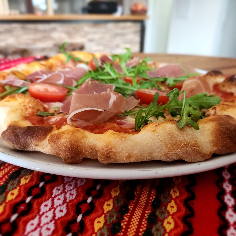 Pizza mit Parmaschi ken und Rucola 