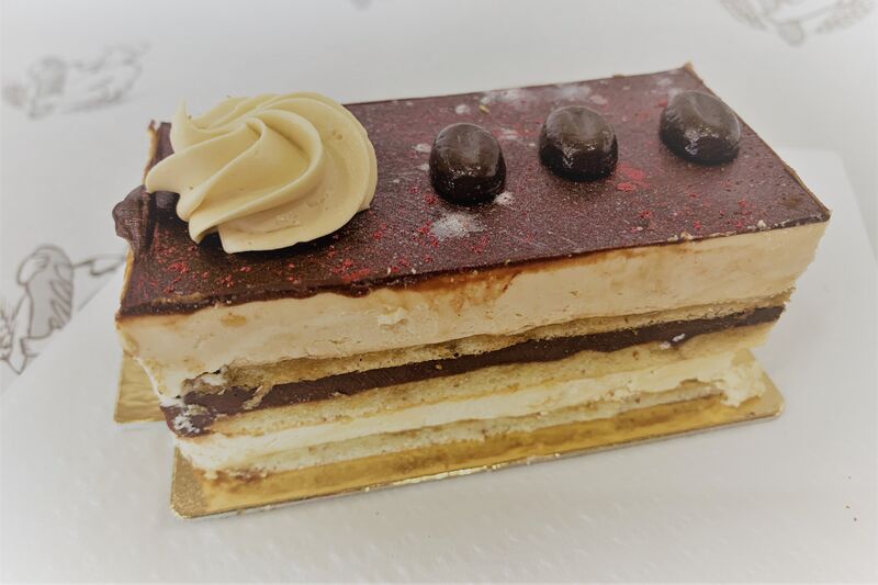 Opéra :
biscuit , ganache chocolat , crème beure café , glaçage chocolat 