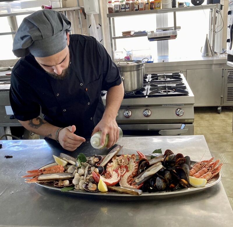Preparando la mariscada gallega