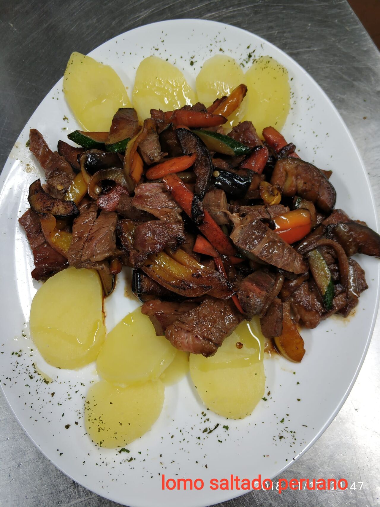 LOMO SALTADO CON VERDURA, PERUANO 