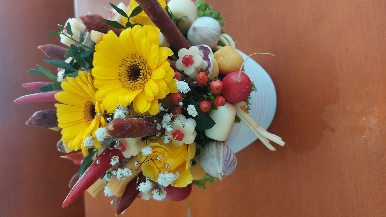 Slaná klobásová květina se sýrem 