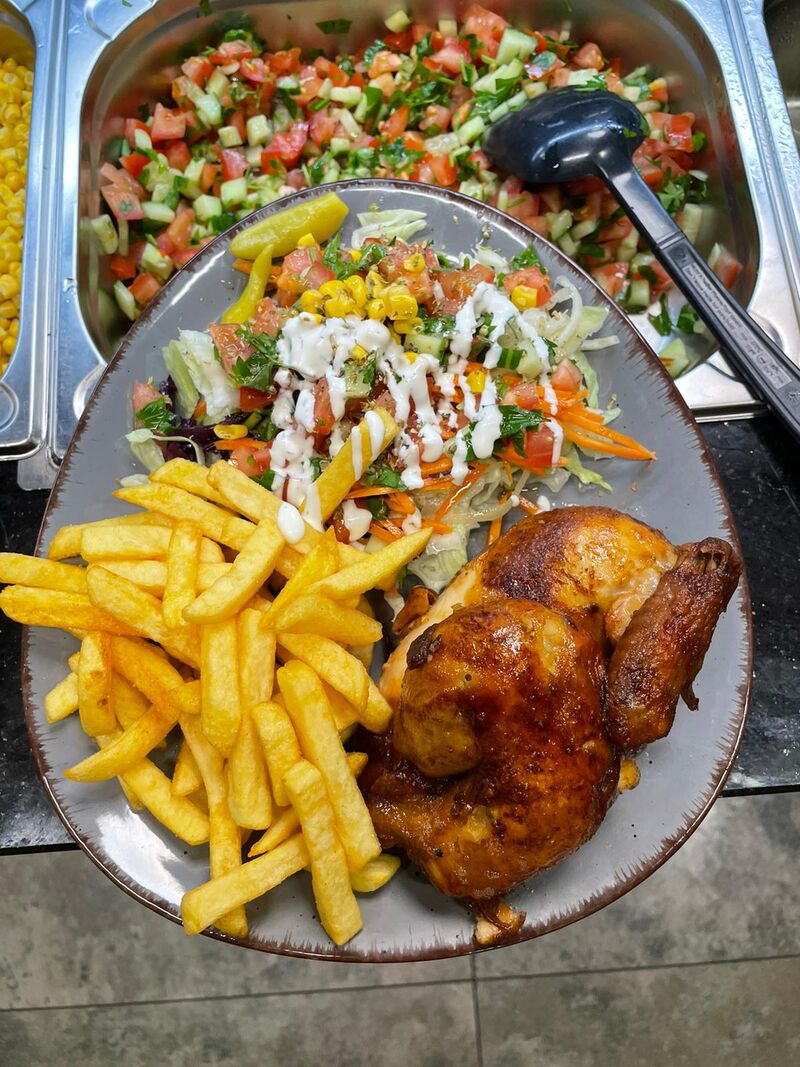 Grill Hähnchen Pommes-Bauernsalat