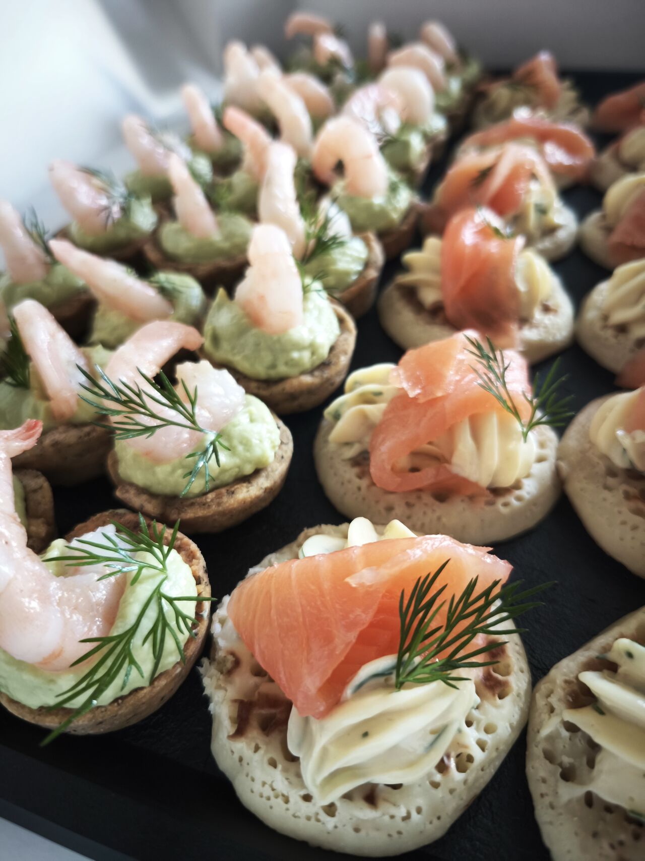 Blinis au saumon, mayonnaise à l'ail; Tartelettes mousse d'avocat et crevettes
