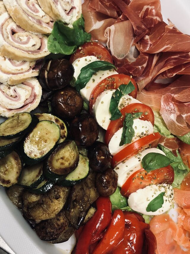 Antipastiplatte mit Gemüse, Schinkenrolle, Räucherlachs,...