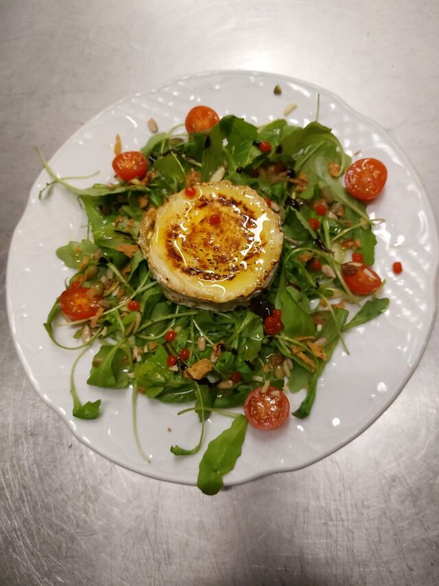 Formatge de cabra sobre un llit de rucula