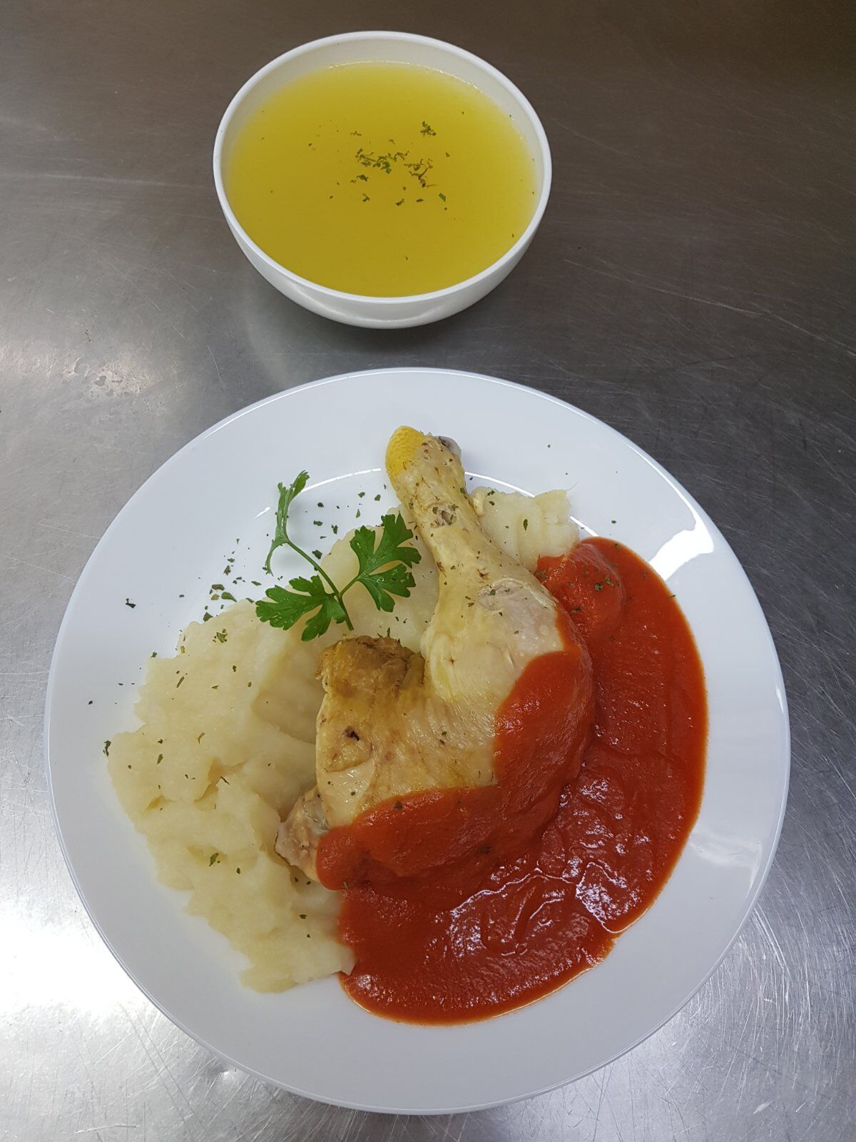 Juha, kuhana piletina u umaku od rajčice, krumpir pire