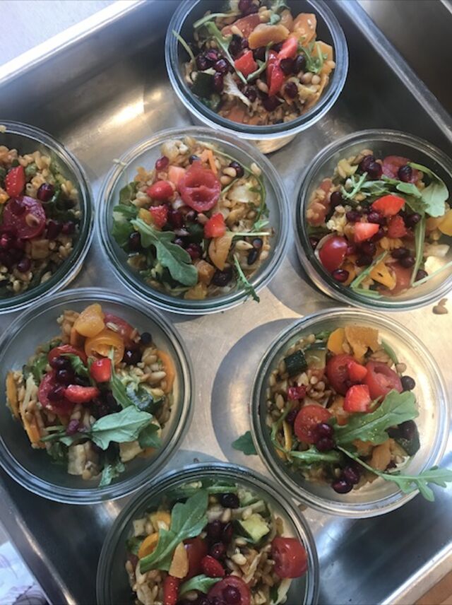 Préparation de salades de saison pour un réunion de travail au bureau.