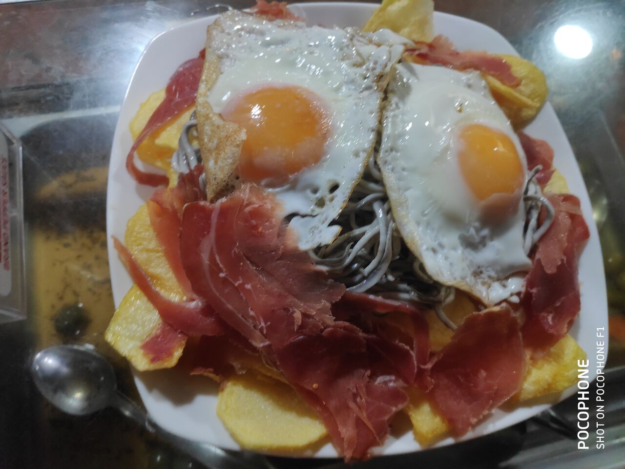 Huevos rotos con jamón y gulas