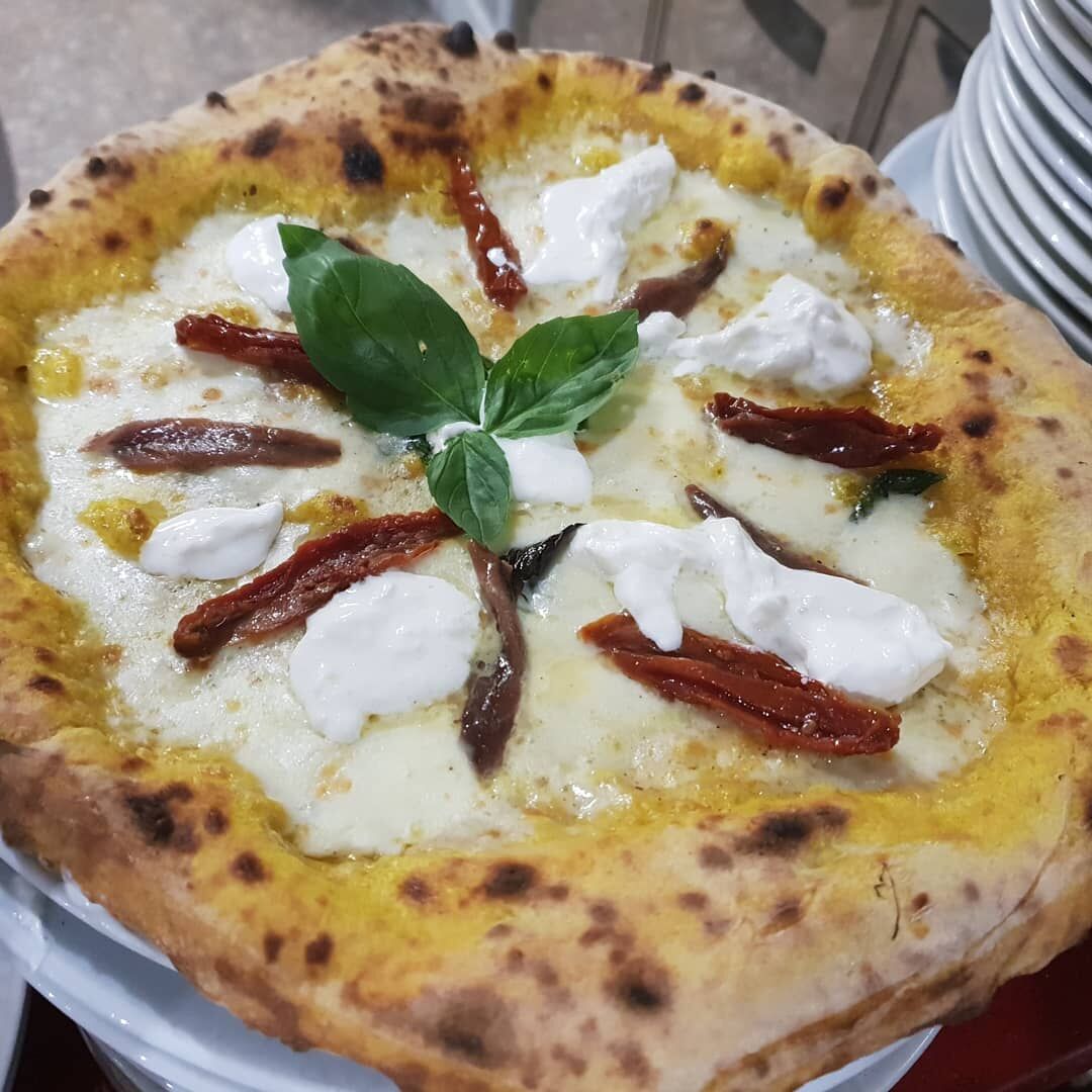 Gourmet, impasto alla curcuma, burrata, alici del cantabrico e pomodori secchi.