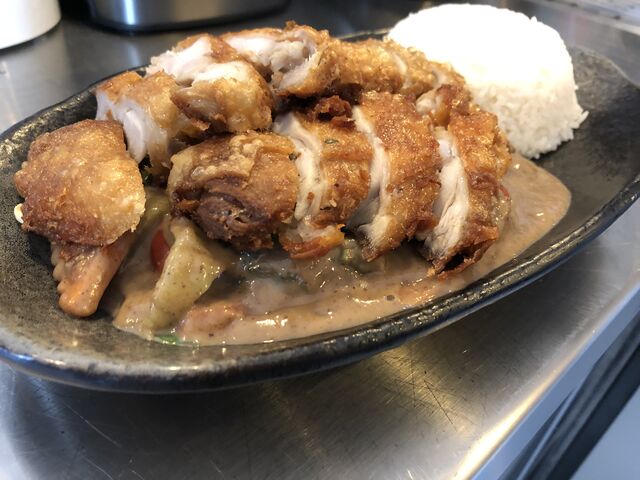 Knuspriges Hühnerfleisch auf Erdnuß-Soße mit Reis und Gemüse 