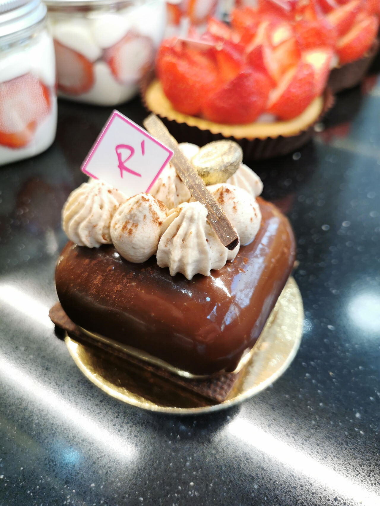 Coysevox :
Sablé au chocolat, biscuit cuillère imbibé de sirop de café, crémeux au café, mousse mascarpone et chantilly au café.