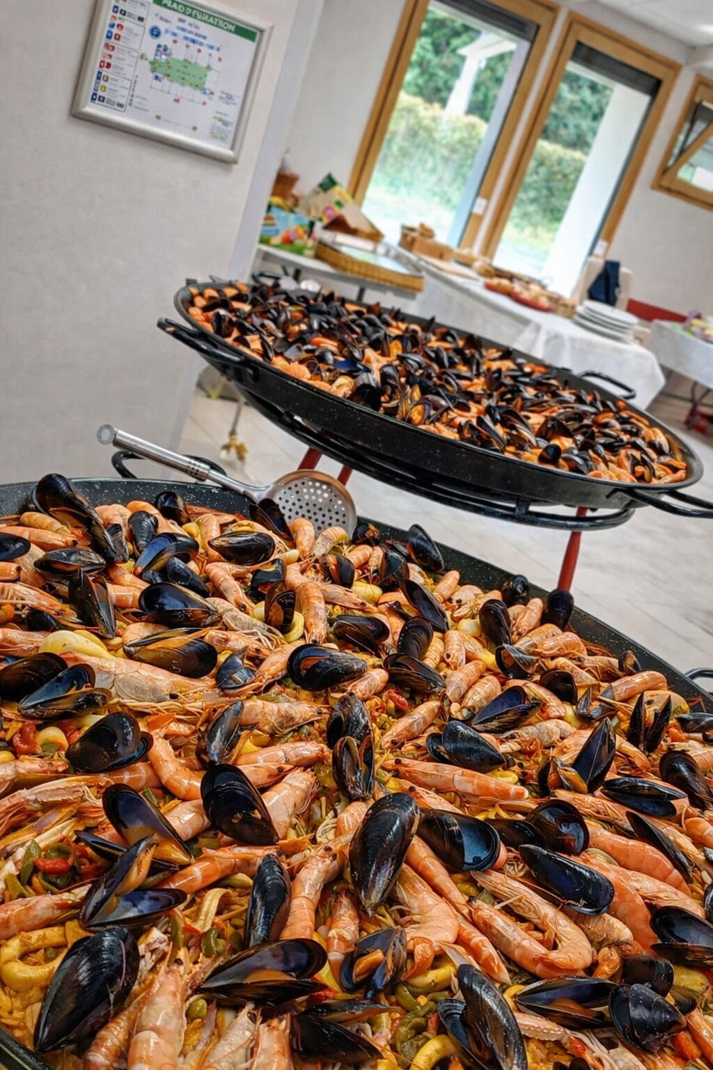 ¨Paella mixte composée avec poulet, calamars, crevettes, moules, haricots plats....