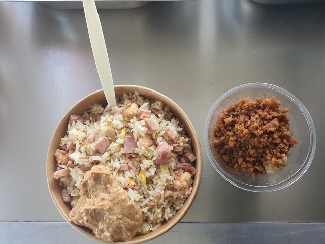 Riz cantonnais façon Ti'payenké (riz, porc, jambon, crevettes, oeufs...)
Crumble pomme cannelle