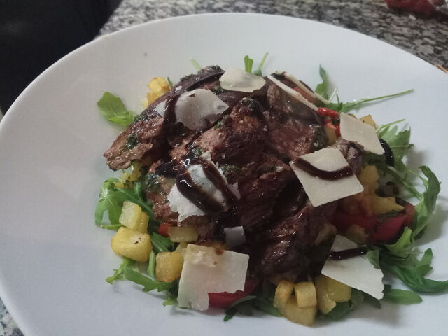 Tagliata de boeuf avec pommes de terre rissolées maison 