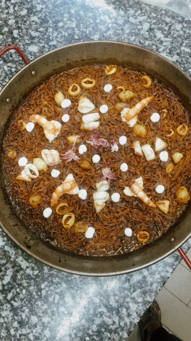 Fideuà de calamares y allioli