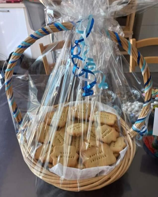Panier de Biscuits Sablés pour un Baptême