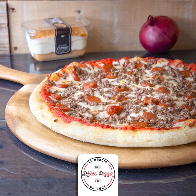 LA MAXI : sauce tomate, mozzarella, merguez, viande hachée, origan, oeuf