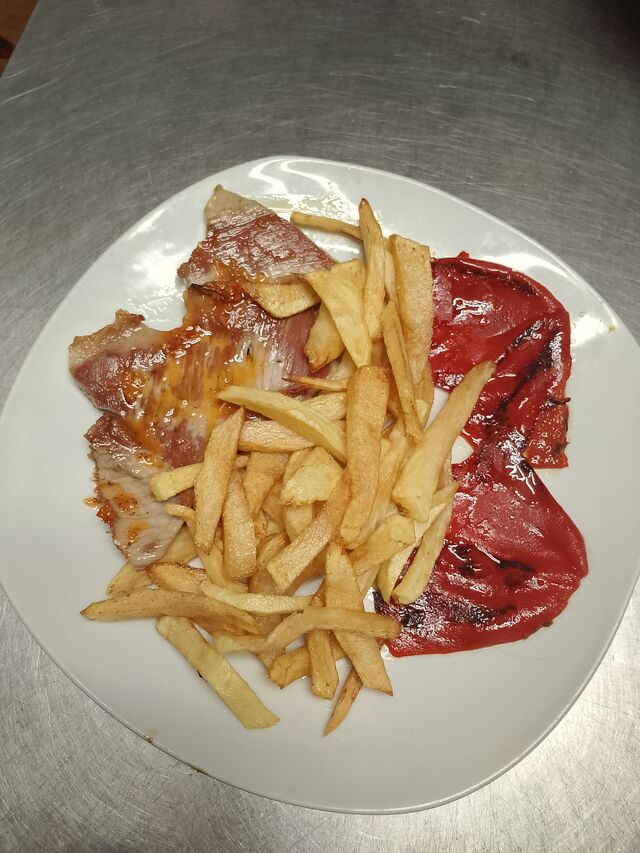 Solomillo de cerdo con papas y pimientos asados 