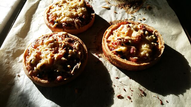 Les quiches feuilletées 'Fait maison'. composition : jambon blanc, champignons, lard fumé, emmental Français.