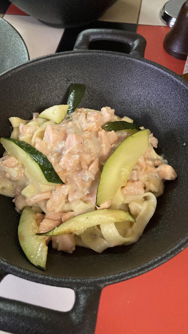 Tagliatelles fraîches au saumon et courgettes